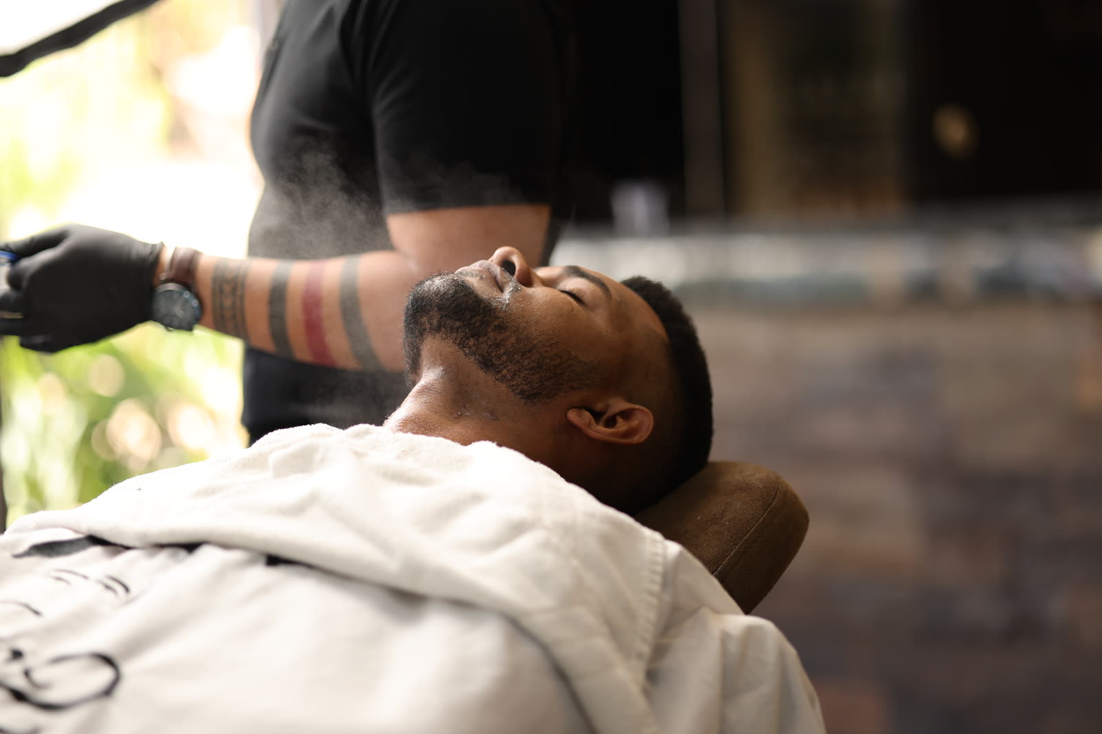 Barbeiro da Barbearia Seu Dino atendendo um cliente