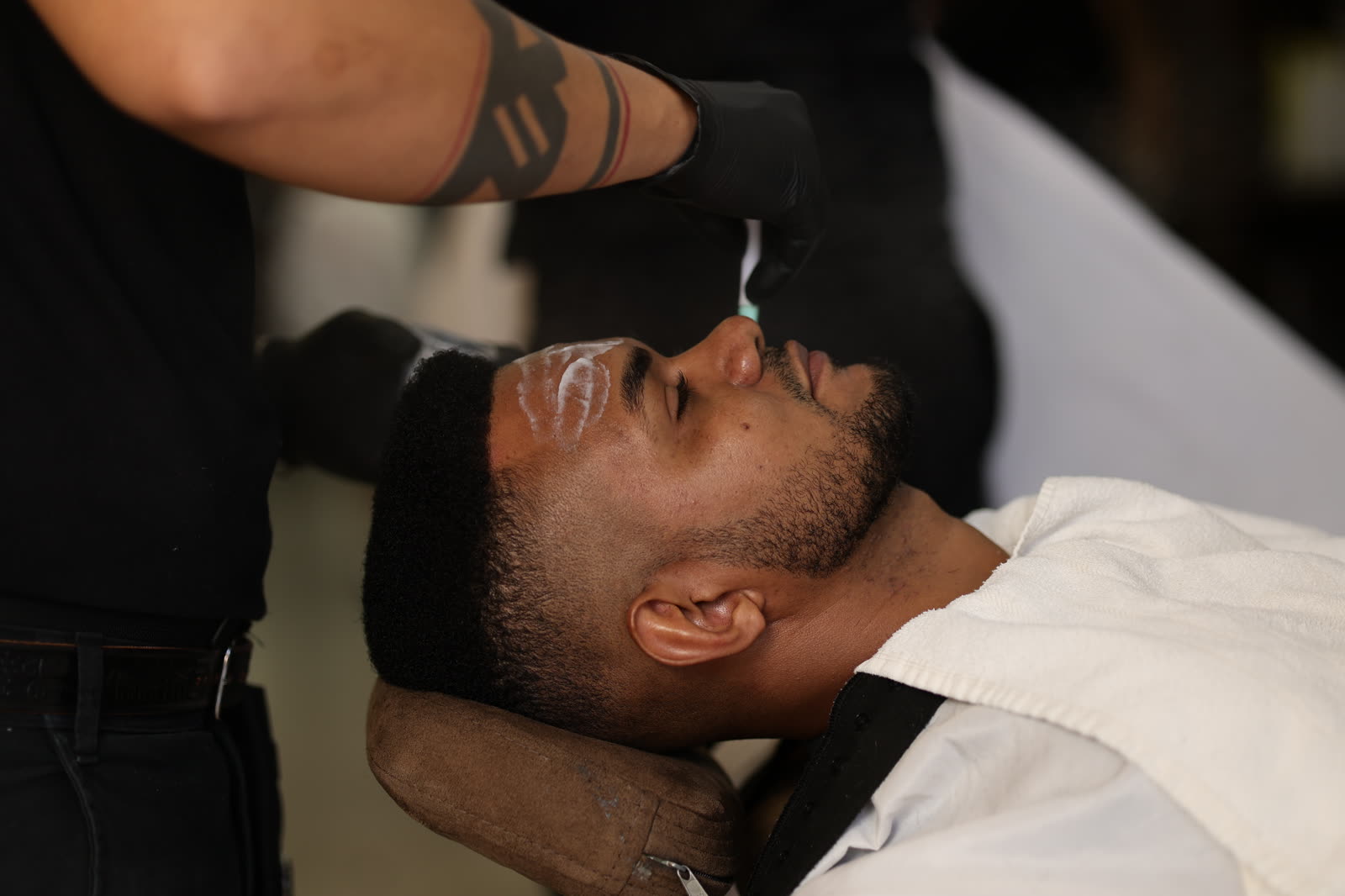 Barbeiro trabalhando na Barbearia Seu Dino