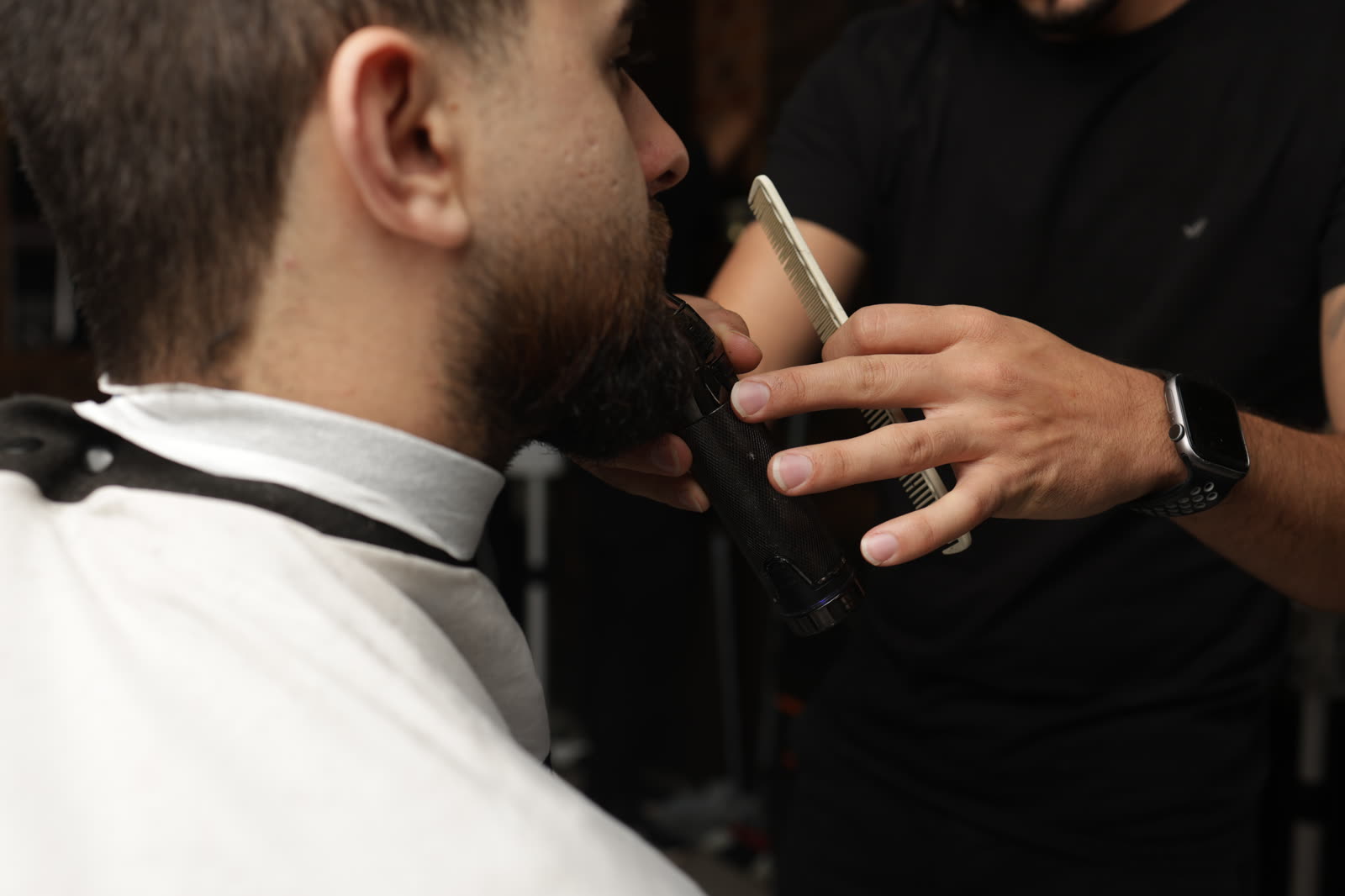 Acabamento de barba na Barbearia Seu Dino