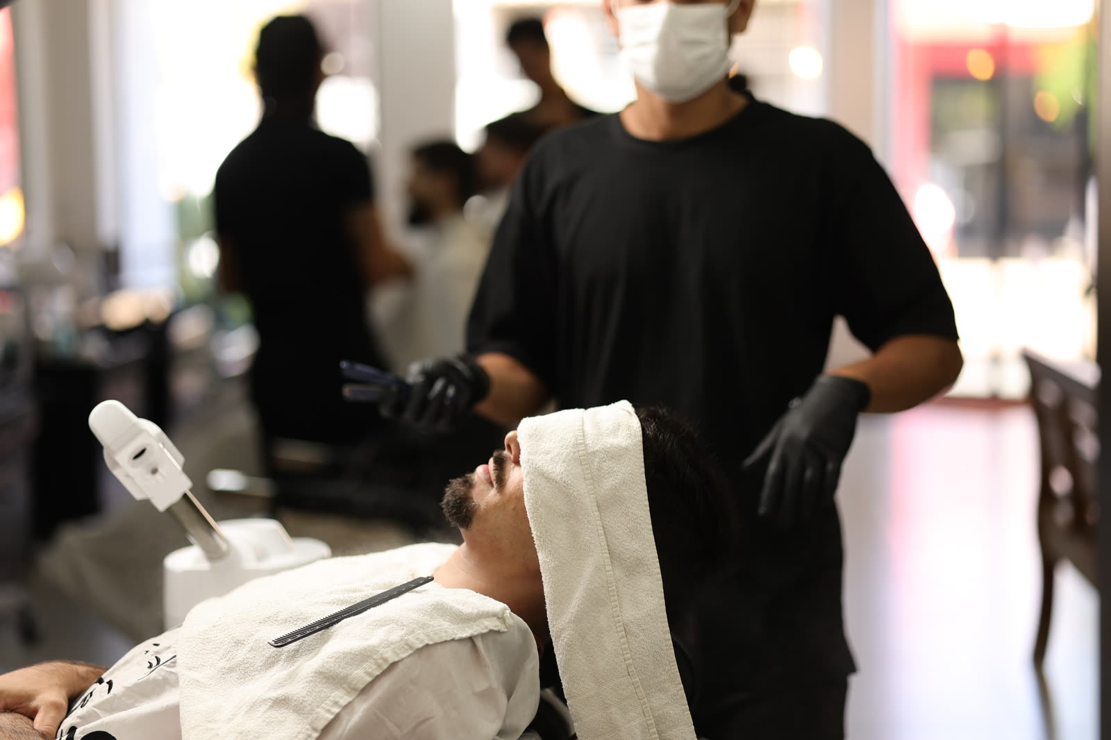 Movimento de clientes na Barbearia Seu Dino